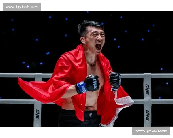 拳击赛场惊心动魄瞬间：一记重拳击倒对手全场沸腾